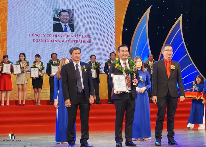 Ông Nguyễn Thái Bình - Tổng Giám đốc Công ty Cổ phần Đông Tây Land nhận giải thưởng "Thương hiệu xuất sắc - Excellent Brand 2017"