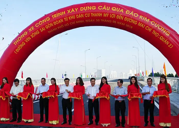 Lễ thông xe dự án xây cầu qua đảo Kim Cương trên đường ven sông Sài Gòn, đoạn qua nhánh sông Giồng Ông Tố - quận 2 (Ảnh: Internet)