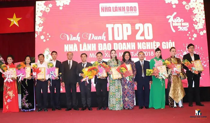 Đại diện Đông Tây Land ông Ngàn Quốc Phong (GĐ sàn - Thứ 7 từ trái qua) nhận giải thưởng nhà lãnh đạo DN giỏi 2018