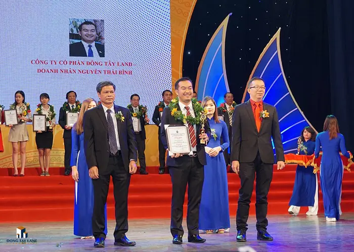 Ông Nguyễn Thái Bình (TGĐ Đông Tây Land) nhận giải thưởng "thương hiệu xuất sắc và nhà lãnh đạo tiêu biểu thời hội nhập 2017" 