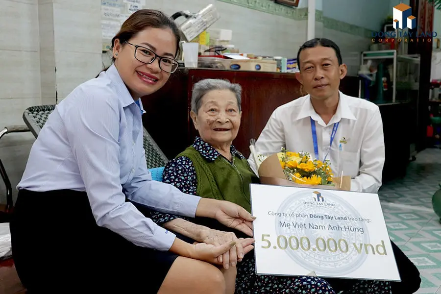 Đại diện Công đoàn Đông Tây Land trao quà cho mẹ Việt Nam anh hùng Nguyễn Thanh Tùng
