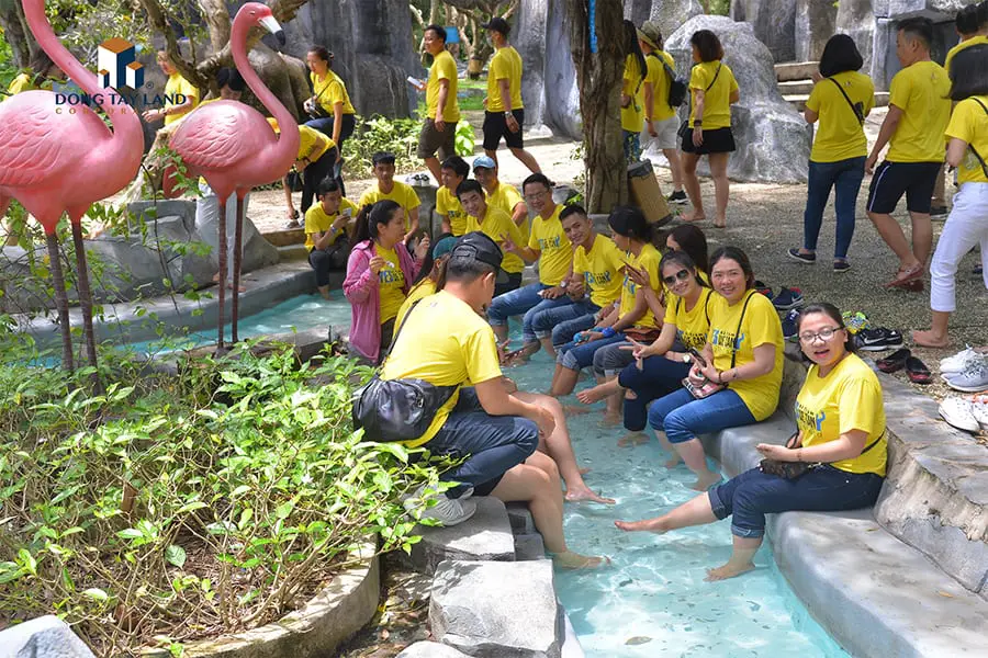Các thành viên cùng ngâm chân, thư giãn tại suối nước nóng Bình Châu