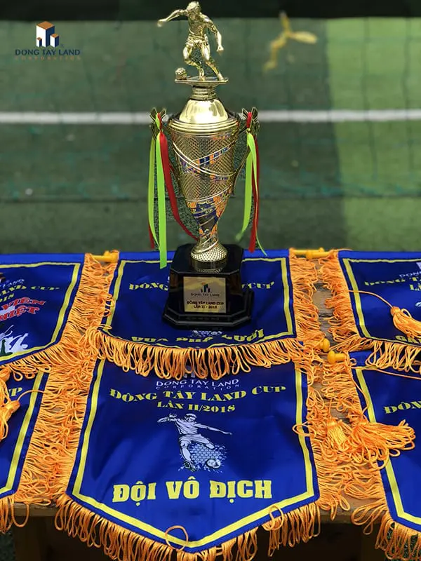 Cup vô địch và cờ lưu niệm vinh danh trong giải đấu