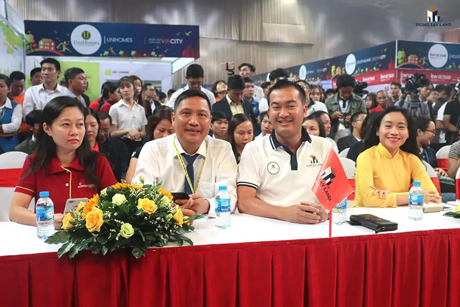 Ông Nguyễn Thái Bình (TGĐ Đông Tây Land – thứ 2 từ phải qua) đại diện ĐTL trong giờ khai mạc Ngày hội tuyển dụng VinCity – Một bước chạm ước mơ