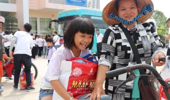 Gần 500 phần quà được trao đến dân nghèo Long An