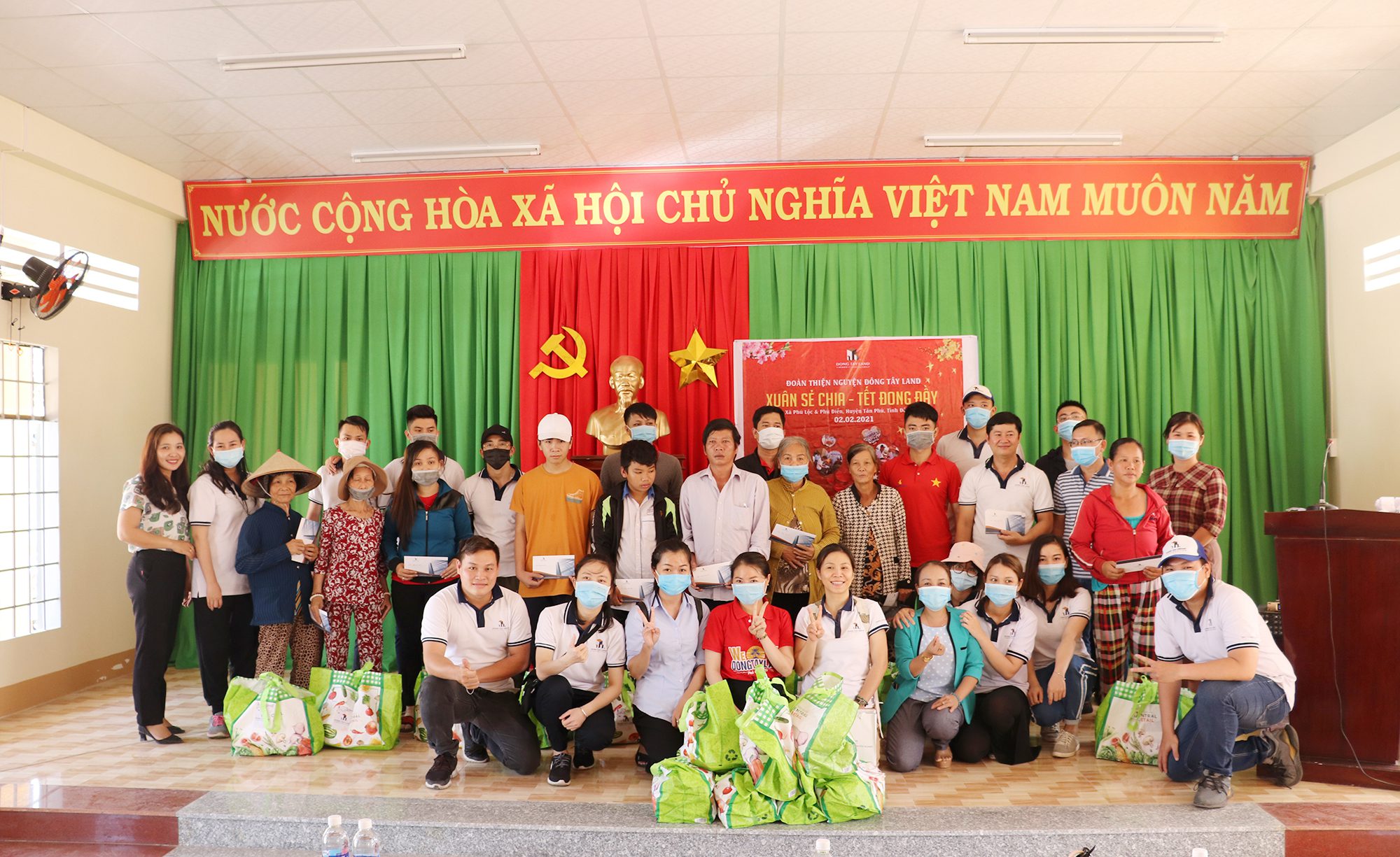 Đông Tây Land mang Tết về với người nghèo huyện Tân Phú – Đồng Nai