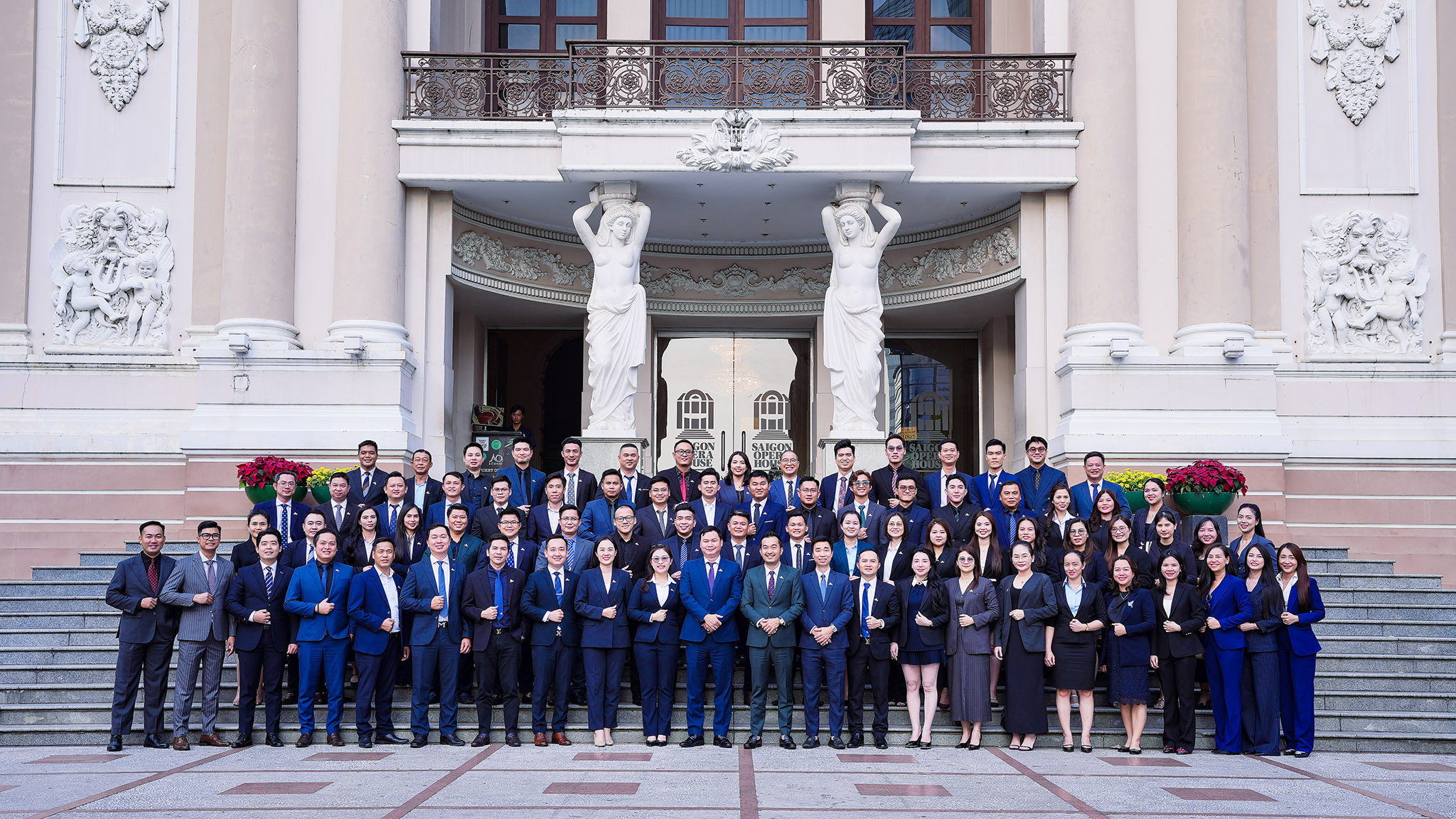 Đội ngũ quản lý Đông Tây Land